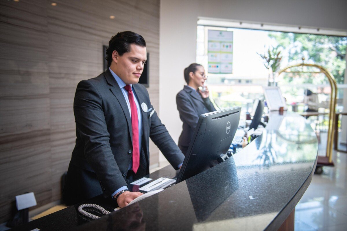 rodrigo_salomonhc-receptionist-5975961_1920